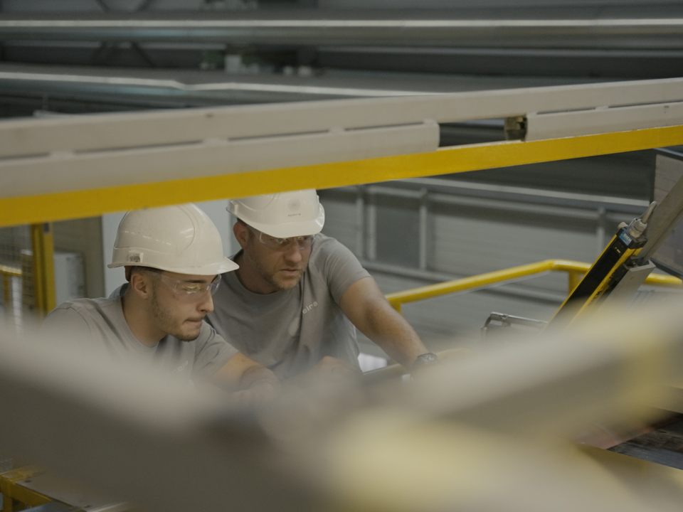 To Speira-ansatte inspiserer aluminiumsplater for videre produksjon.
