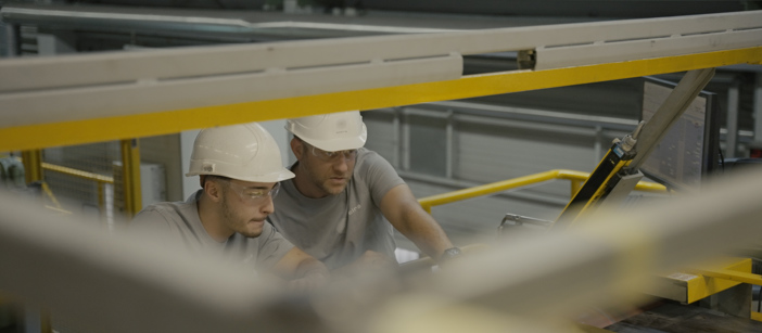 To Speira-ansatte inspiserer aluminiumsplater for videre produksjon.