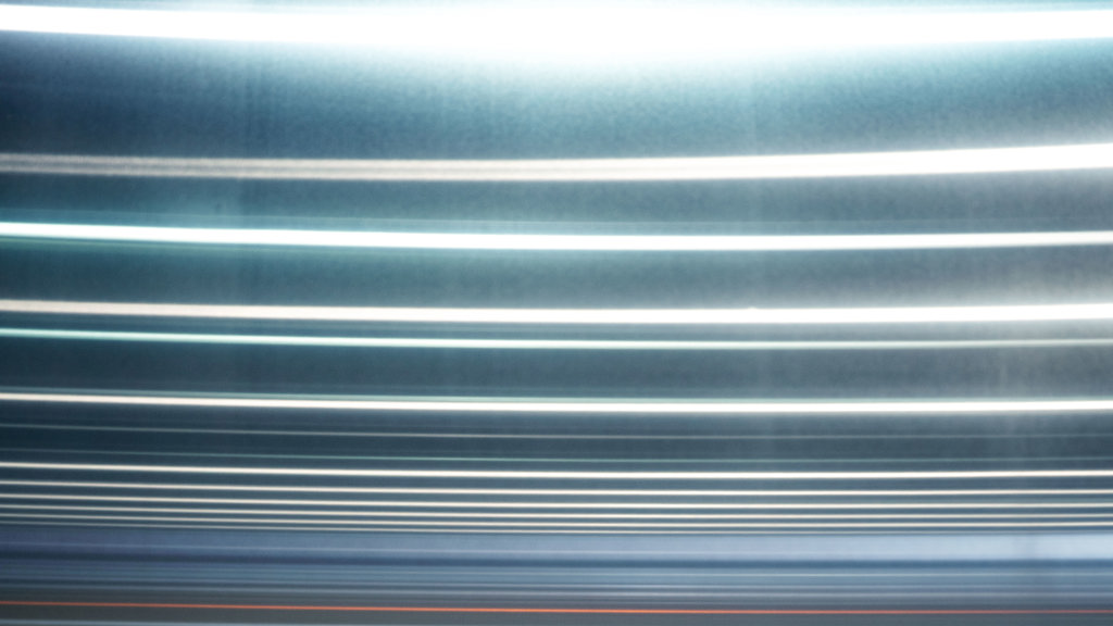 Die Aluminiumoberfläche reflektiert die Umgebung und das Licht einer Fabrik.