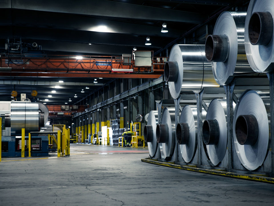Speiras aluminiumspoler stablet oppå hverandre i en fabrikk.