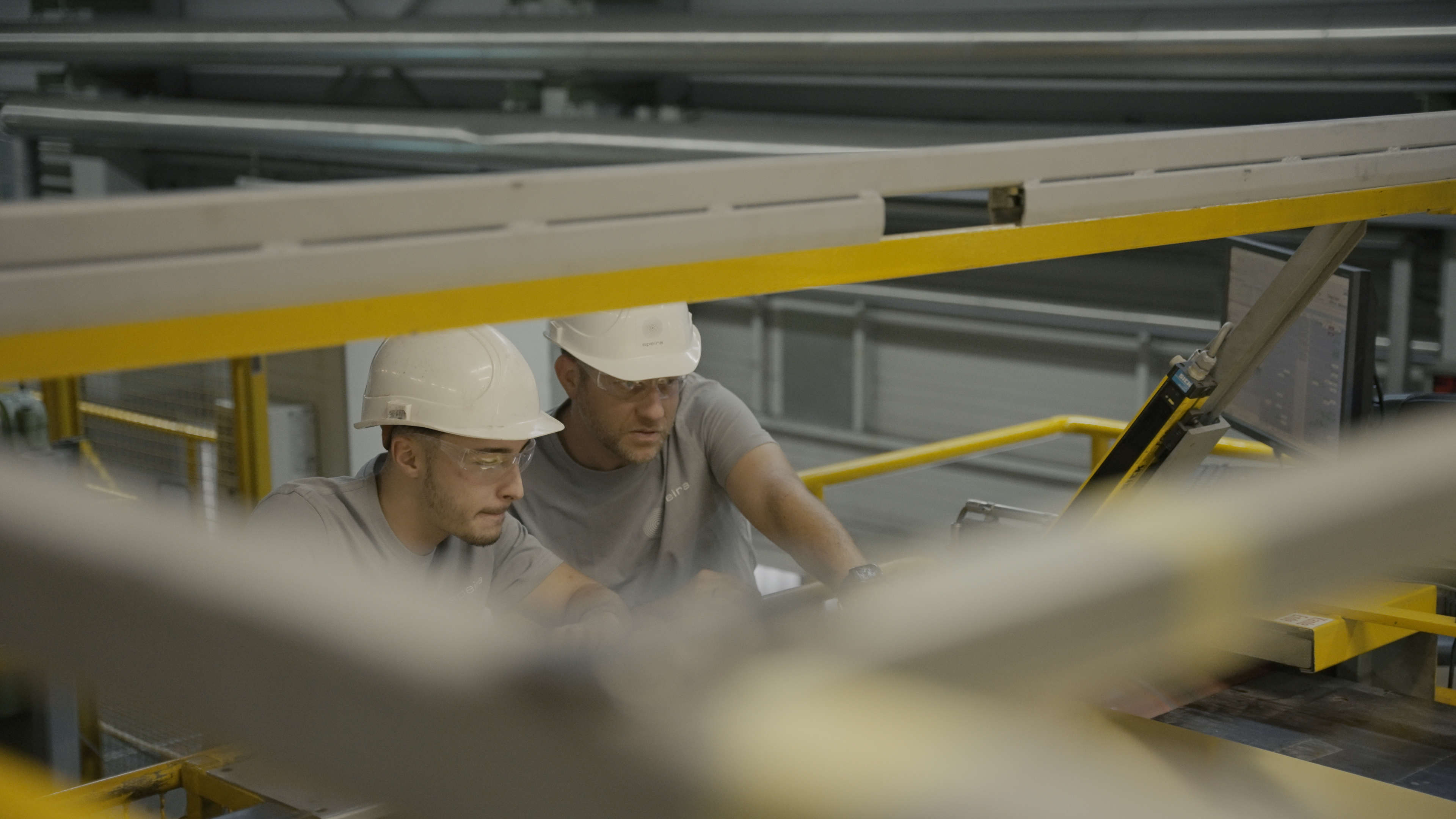To Speira-ansatte inspiserer aluminiumsplater for videre produksjon.
