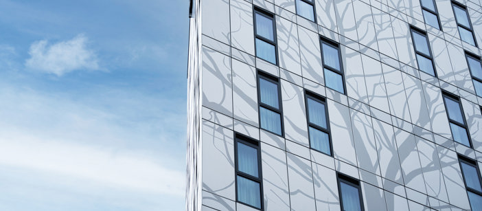 Aluminiumsfasaden på Kelaty House med dekorative elementer på en solrik dag.