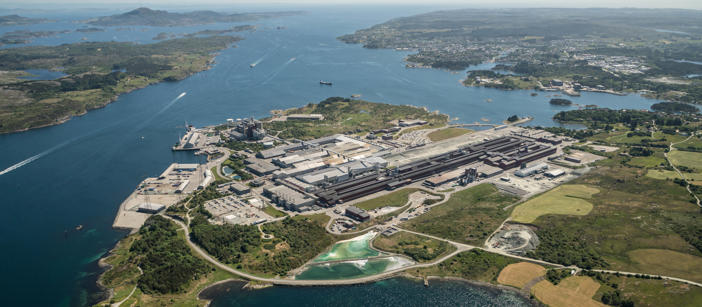 Speiras Werk in Karmøy, an einem sonnigen Tag aus der Vogelperspektive gesehen.