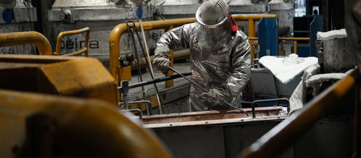Speira Mitarbeiter in Hitzeschutzkleidung während einer Produktionsphase von Aluminium.