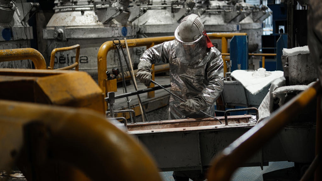 Speira Mitarbeiter in Hitzeschutzkleidung während einer Produktionsphase von Aluminium.