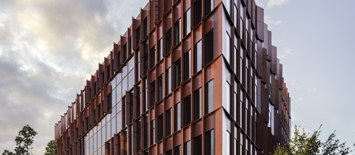 Die rote Speira Aluminiumfassade der Danish School of Media and Journalism.