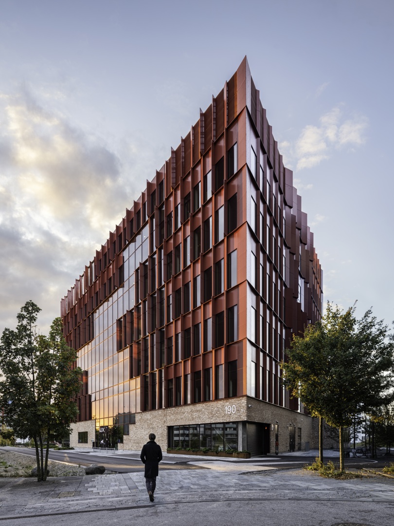 Die rote Speira Aluminiumfassade der Danish School of Media and Journalism.