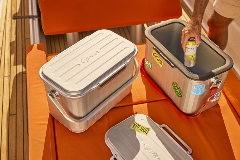 Kühlbox aus Aluminium, die bei einem Picknick verwendet wird.