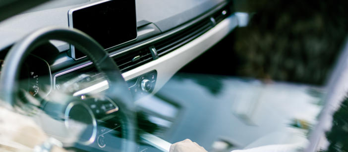 Das Cockpit eines Autos mit mehreren Metallteilen.