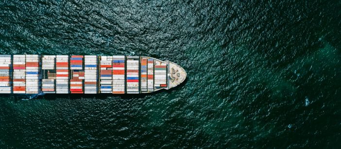 Stort containerskip med komponenter laget av aluminium som seiler over havet.