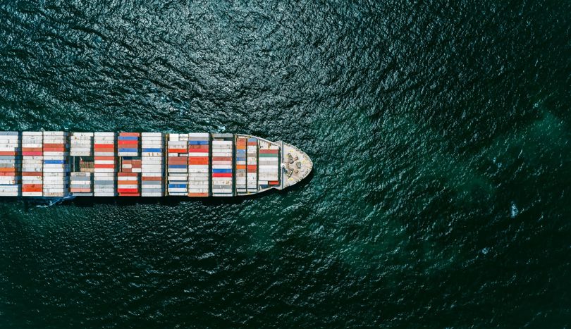 Stort containerskip med komponenter laget av aluminium som seiler over havet.