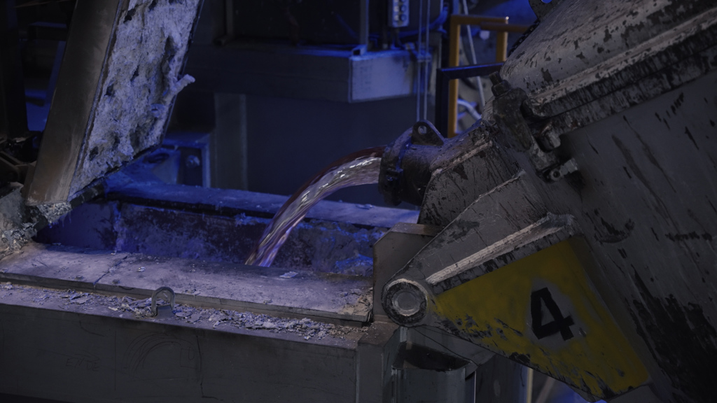 Gießprozess während der Aluminiumverarbeitung in einer der Speira Aluminiumwerke.