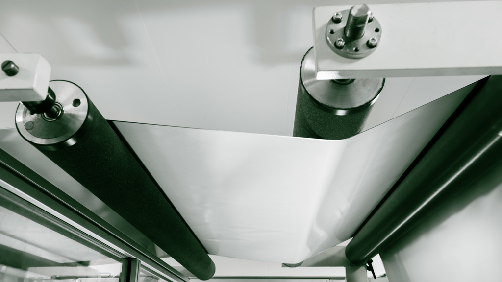 Produksjonsfasen for valsing av en aluminiumsplate i Speira.