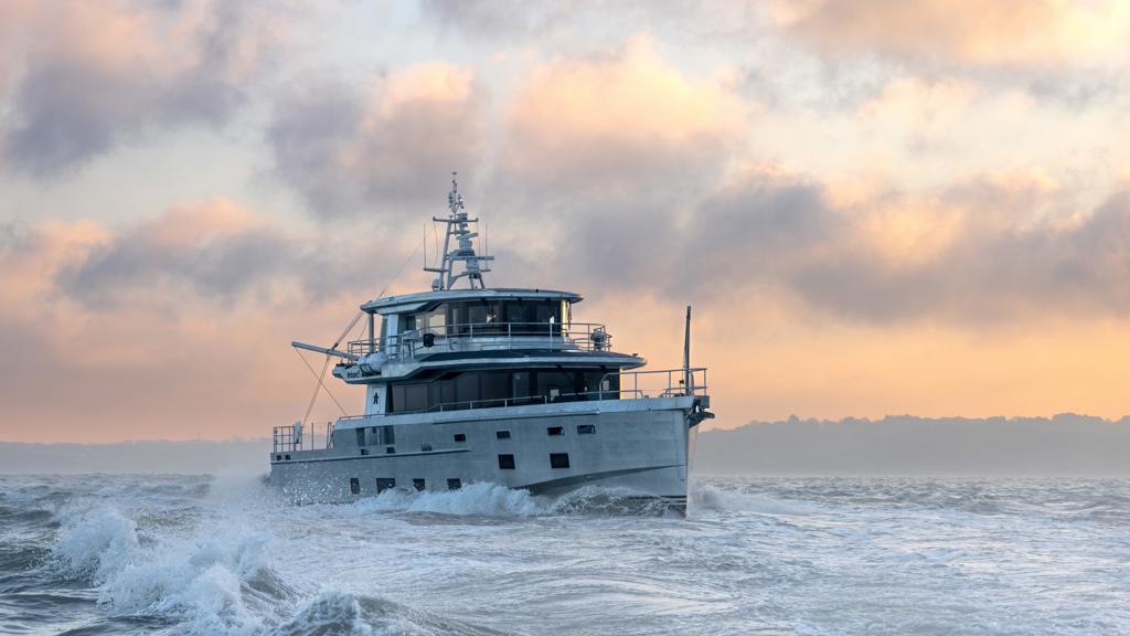 Die „Arksen 85 Explorer Yacht“ aus Speira-Aluminium, Typ VIA Maris Njørdal.