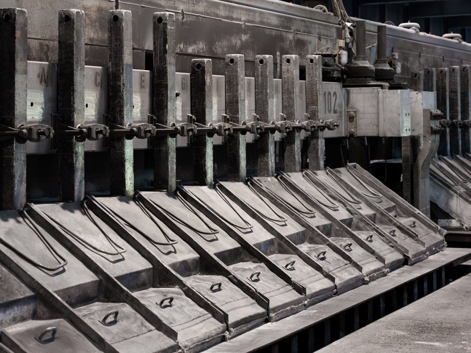 Maskiner fra elektrolyseprosessen i et av aluminiumverkene i Speira.